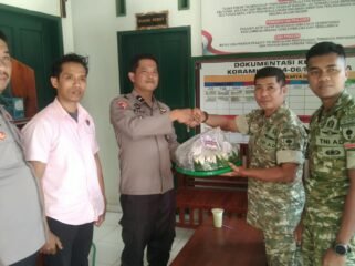 Personil Polsek Sangalla beri Ucapan HUT TNI ke 81 di Koramil 1414/06 Sangalla. Foto: Istimewa