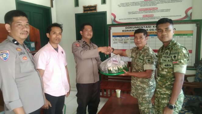 
					Personil Polsek Sangalla beri Ucapan HUT TNI ke 81 di Koramil 1414/06 Sangalla. Foto: Istimewa