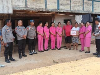Bhayangkari Ranting Sopai bersama Personil Polsek Sopai gelar bakti sosial jelang HUT HKGB ke 74. Foto: Istimewa