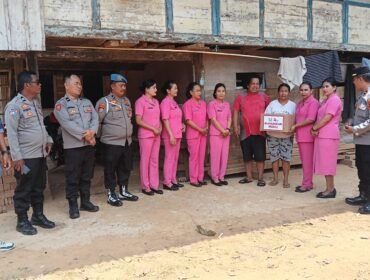 Bhayangkari Ranting Sopai bersama Personil Polsek Sopai gelar bakti sosial jelang HUT HKGB ke 74. Foto: Istimewa