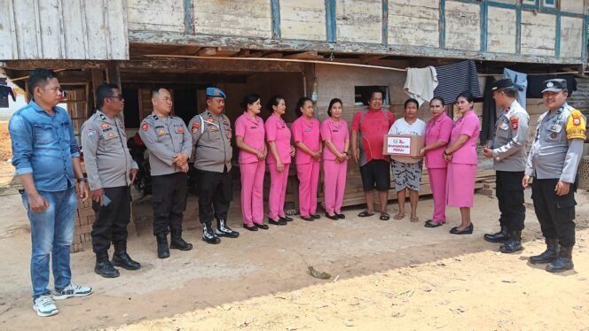 
					Bhayangkari Ranting Sopai bersama Personil Polsek Sopai gelar bakti sosial jelang HUT HKGB ke 74. Foto: Istimewa