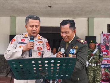 Kabag Ops Polres Tana Toraja, AKP Yulianus Tedang, berduet dengan Dandramil Sangalla, Kapten Marten nyanyikan lagu Langit Masih Biru di HUT TNI ke 74. Foto: Istimewa