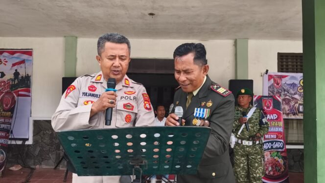 
					Kabag Ops Polres Tana Toraja, AKP Yulianus Tedang, berduet dengan Dandramil Sangalla, Kapten Marten nyanyikan lagu Langit Masih Biru di HUT TNI ke 74. Foto: Istimewa