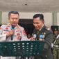Kabag Ops Polres Tana Toraja, AKP Yulianus Tedang, berduet dengan Dandramil Sangalla, Kapten Marten nyanyikan lagu Langit Masih Biru di HUT TNI ke 74. Foto: Istimewa
