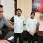 Kanit PPA Satreskrim Polres Toraja Utara Ipda Yunus Mellolo (kiri) saat memberi keterangan penahanan terkait terduga pelaku MM (kanan) yang telah ditahan di Mapolres Toraja Utara. Foto: Istimewa