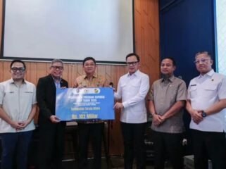 Bupati Toraja Utara Frederik Victor Palimbong terima Local Service Delivery Improvement Project (LSDP) senilai Rp102 miliar.  Foto: Istimewa