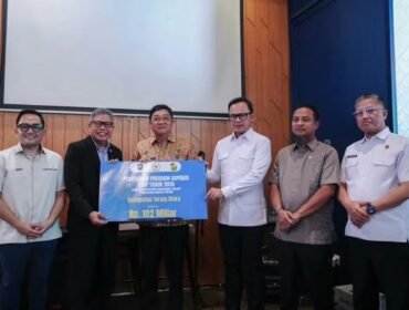 Bupati Toraja Utara Frederik Victor Palimbong terima Local Service Delivery Improvement Project (LSDP) senilai Rp102 miliar.  Foto: Istimewa