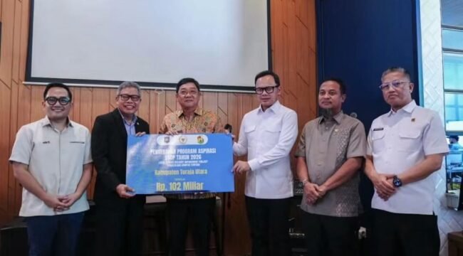 Bupati Toraja Utara Frederik Victor Palimbong terima Local Service Delivery Improvement Project (LSDP) senilai Rp102 miliar.  Foto: Istimewa
