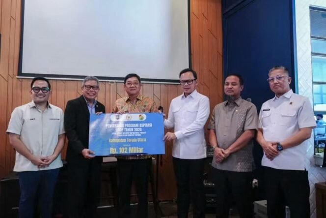 
					Bupati Toraja Utara Frederik Victor Palimbong terima Local Service Delivery Improvement Project (LSDP) senilai Rp102 miliar.  Foto: Istimewa