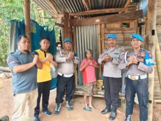 Polres Toraja Utara menggelar kegiatan bakti sosial penyerahan bantuan sembako kepada warga yang membutuhkan. Foto: Istimewa