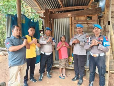 Polres Toraja Utara menggelar kegiatan bakti sosial penyerahan bantuan sembako kepada warga yang membutuhkan. Foto: Istimewa