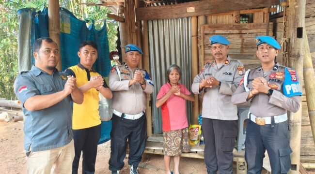 Polres Toraja Utara menggelar kegiatan bakti sosial penyerahan bantuan sembako kepada warga yang membutuhkan. Foto: Istimewa