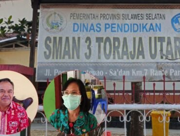 Kepala Sekolah SMA 3 Toraja Utara Lukas Tandibadoang (kiri), dan Kepala Puskesmas Rante Pangli Sarah Pamangin (kanan). Foto: Istimewa