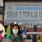 Kepala Sekolah SMA 3 Toraja Utara Lukas Tandibadoang (kiri), dan Kepala Puskesmas Rante Pangli Sarah Pamangin (kanan). Foto: Istimewa