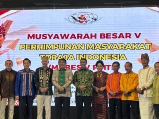 Ketua Umum Terpilih Mayjen TNI (Purn) Yulius Selvanus Lumbaa dan Menteri Pertanian RI Andi Amran Sulaiman bersama pengurus PMTI. Foto: Istimewa
