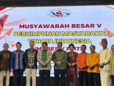 Ketua Umum Terpilih Mayjen TNI (Purn) Yulius Selvanus Lumbaa dan Menteri Pertanian RI Andi Amran Sulaiman bersama pengurus PMTI. Foto: Istimewa