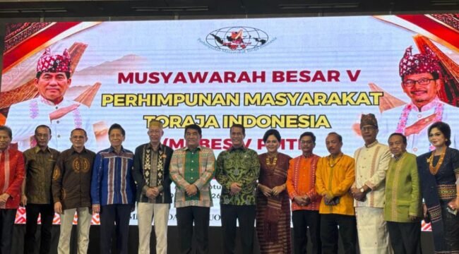 Ketua Umum Terpilih Mayjen TNI (Purn) Yulius Selvanus Lumbaa dan Menteri Pertanian RI Andi Amran Sulaiman bersama pengurus PMTI. Foto: Istimewa