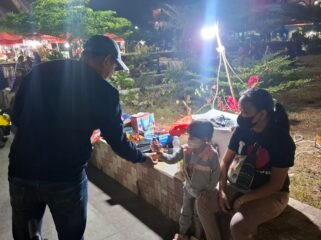 Kanit PPA Satreskrim Polres Toraja Utara Ipda Yunus Mellolo saat membagikan snack kepada Anak. Foto: Istimewa