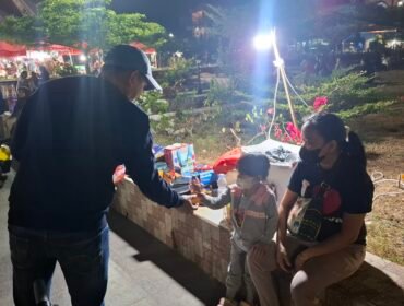 Kanit PPA Satreskrim Polres Toraja Utara Ipda Yunus Mellolo saat membagikan snack kepada Anak. Foto: Istimewa