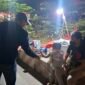 Kanit PPA Satreskrim Polres Toraja Utara Ipda Yunus Mellolo saat membagikan snack kepada Anak. Foto: Istimewa