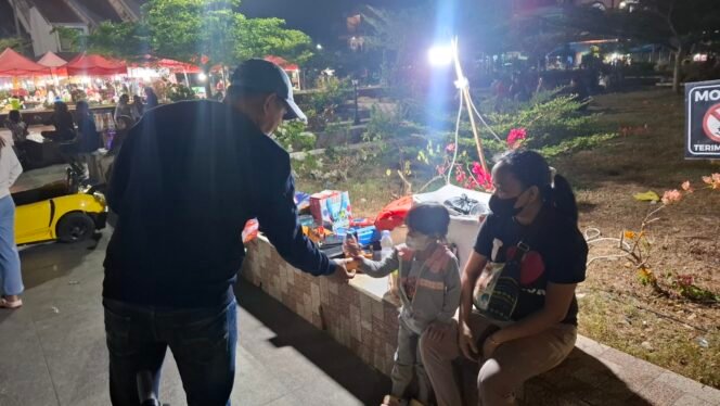 
					Kanit PPA Satreskrim Polres Toraja Utara Ipda Yunus Mellolo saat membagikan snack kepada Anak. Foto: Istimewa