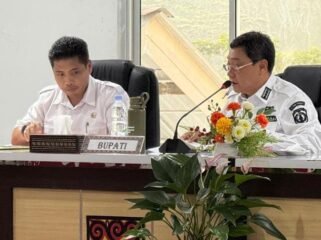 Bupati Toraja Utara Frederik Victor Palimbong pimpin rapat persiapan Penilaian Adipura 2026. Foto: Istimewa