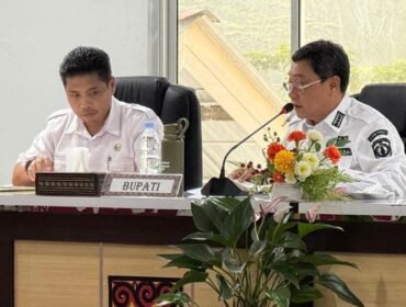 Bupati Toraja Utara Frederik Victor Palimbong pimpin rapat persiapan Penilaian Adipura 2026. Foto: Istimewa