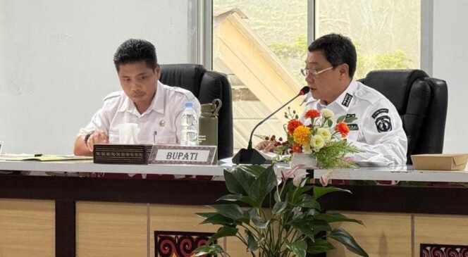 
					Bupati Toraja Utara Frederik Victor Palimbong pimpin rapat persiapan Penilaian Adipura 2026. Foto: Istimewa