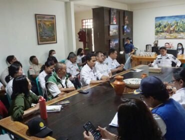 Bupati Toraja Utara, Frederik Victor Palimbong, memimpin rapat bersama jajaran Dinas Pertanian. Foto: Istimewa