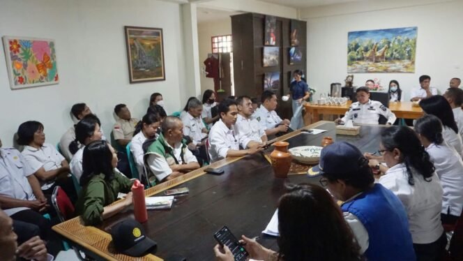 
					Bupati Toraja Utara, Frederik Victor Palimbong, memimpin rapat bersama jajaran Dinas Pertanian. Foto: Istimewa