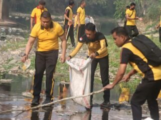 AKBP. Yoseph Adi R. Sudrajat, Kapolres Toraja Utara Pimpin Aksi Green Policing di Sungai Sa'dan. Foto: Istimewa. 