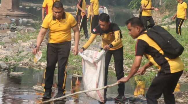 AKBP. Yoseph Adi R. Sudrajat, Kapolres Toraja Utara Pimpin Aksi Green Policing di Sungai Sa'dan. Foto: Istimewa. 