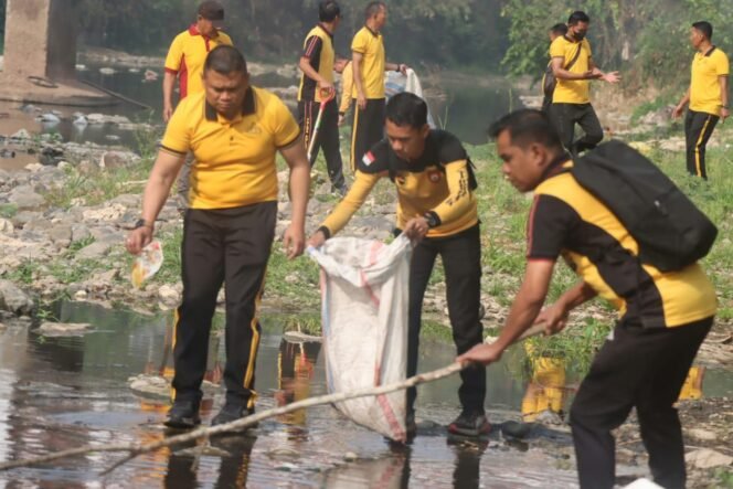 
					AKBP. Yoseph Adi R. Sudrajat, Kapolres Toraja Utara Pimpin Aksi Green Policing di Sungai Sa'dan. Foto: Istimewa. 
