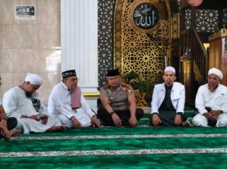 AKBP Yoseph Adi R. Sudrajat silahturahmi di Masjid Besar Rantepao. Foto: Istimewa