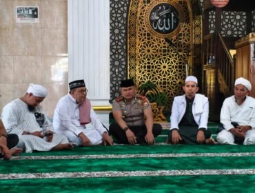 AKBP Yoseph Adi R. Sudrajat silahturahmi di Masjid Besar Rantepao. Foto: Istimewa
