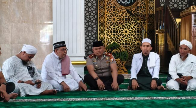 AKBP Yoseph Adi R. Sudrajat silahturahmi di Masjid Besar Rantepao. Foto: Istimewa
