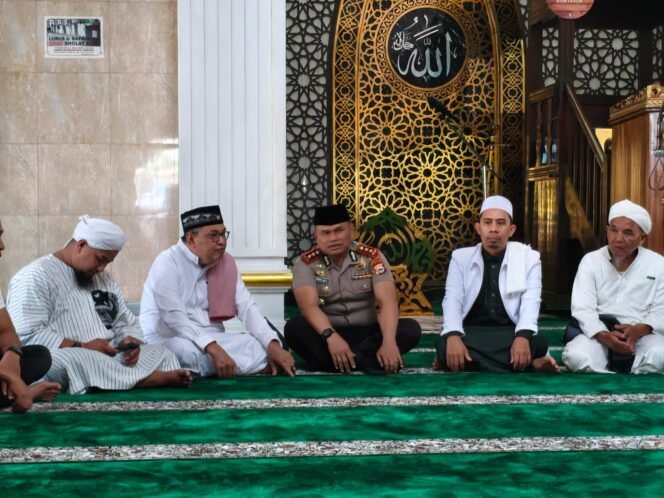 
					AKBP Yoseph Adi R. Sudrajat silahturahmi di Masjid Besar Rantepao. Foto: Istimewa
