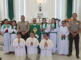 AKBP Yoseph Adi R. Sudrajat gelar kegiatan Minggu Kasih di Gereja Katolik Stasi Santo Yakobus Padang Panga'. Foto: Istimewa
