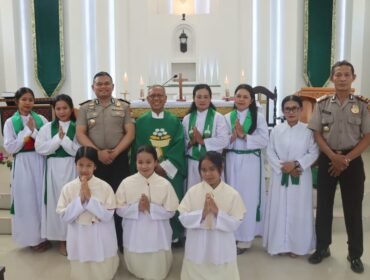 AKBP Yoseph Adi R. Sudrajat gelar kegiatan Minggu Kasih di Gereja Katolik Stasi Santo Yakobus Padang Panga'. Foto: Istimewa