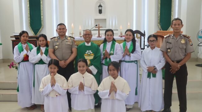 AKBP Yoseph Adi R. Sudrajat gelar kegiatan Minggu Kasih di Gereja Katolik Stasi Santo Yakobus Padang Panga'. Foto: Istimewa