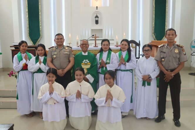 
					AKBP Yoseph Adi R. Sudrajat gelar kegiatan Minggu Kasih di Gereja Katolik Stasi Santo Yakobus Padang Panga'. Foto: Istimewa