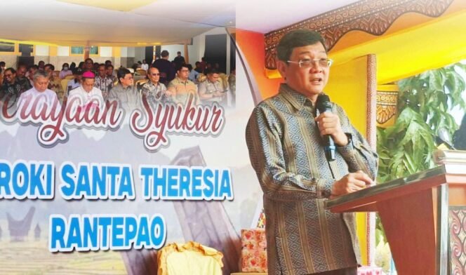 
					Frederik Victor Palimbong Bupati Toraja Utara saat menghadiri HUT ke 80 Paroki Santa Theresia di Rantepao. Foto: Istimewa