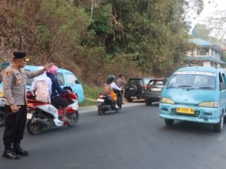 AKBP Yoseph Adi R. Sudrajat Kapolres Toraja Utara turun langsung atur arus lalulintas. Foto: Istimewa