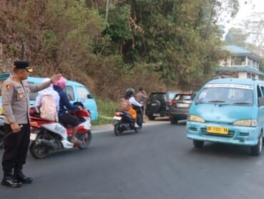 AKBP Yoseph Adi R. Sudrajat Kapolres Toraja Utara turun langsung atur arus lalulintas. Foto: Istimewa