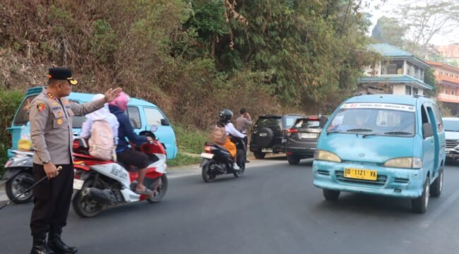 AKBP Yoseph Adi R. Sudrajat Kapolres Toraja Utara turun langsung atur arus lalulintas. Foto: Istimewa