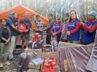 Pemkab Toraja Utara serahkan Bantuan kepada korban kebakaran di Kapalapitu. Foto: Istimewa