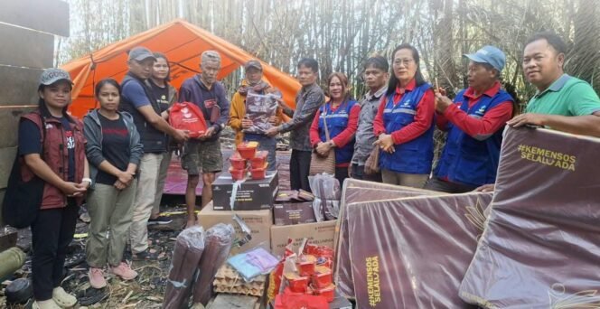 
					Pemkab Toraja Utara serahkan Bantuan kepada korban kebakaran di Kapalapitu. Foto: Istimewa