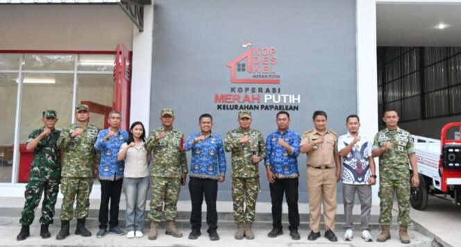 
					Danrem 141/Toddupuli Kolonel TNI Robinson Tallupadang kunjungi Koperasi Desa Merah Putih. Foto: Istimewa