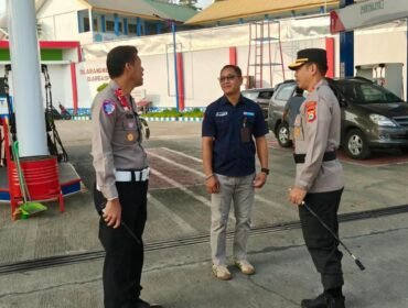 Kapolres Tana Toraja AKBP Arwansa pantau penerapan sistem ganjil genap bagi kendaraan yang melakukan pengisian bahan bakar minyak (BBM). Foto: Istimewa