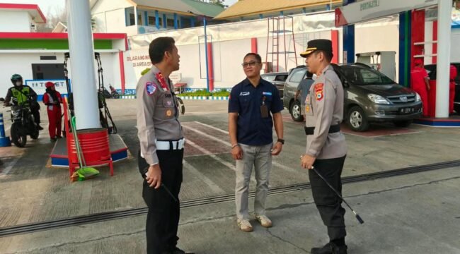 Kapolres Tana Toraja AKBP Arwansa pantau penerapan sistem ganjil genap bagi kendaraan yang melakukan pengisian bahan bakar minyak (BBM). Foto: Istimewa